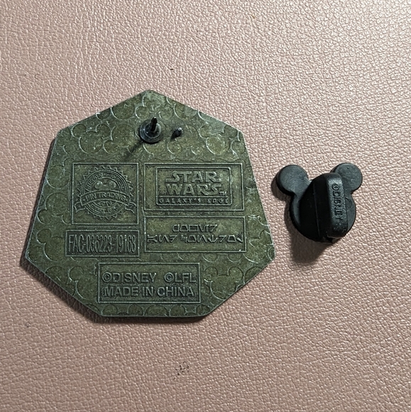 Star Wars Galaxy's Edge Savi's Workshop Power & Control Pin - Picture 2 of 6